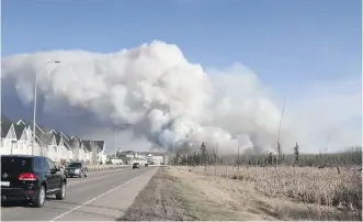  ?? ROBERT MURRAY/FORT MCMURRAY TODAY ?? The fire viewed from Real Martin Drive.