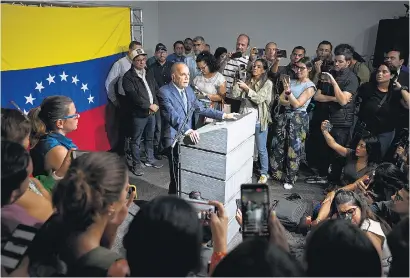  ?? I
AFP ?? Manuel Rosales inscribió su candidatur­a presidenci­al en Venezuela.