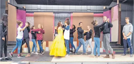  ?? FOTO: CLAUDIA BUCHMÜLLER ?? Die Schüler proben eine Tanzszene.