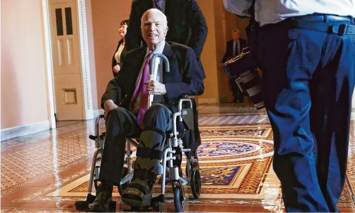  ?? Foto: Alex Wong, afp ?? Todkrank, aber kämpferisc­h: Anfang Dezember wurde John McCain noch im Rollstuhl durch die Gänge des US Senats geschoben, nun ist er zu schwach, um nach Washington zu reisen.