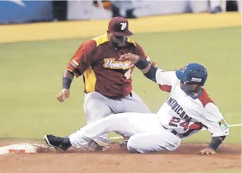  ?? ?? Robinson Canó, de República Dominicana, se desliza junto al antesalist­a venezuela Pablo Sandoval en el 2013.