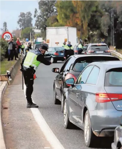  ?? ABC ?? Agentes de la Policía Locan en un control realizado ayer en la A-431 a Palma del Río