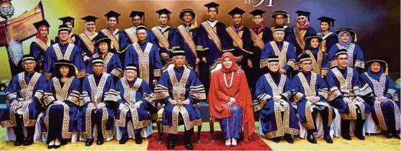  ?? (Foto BERNAMA) ?? Al-sultan Abdullah dan Tunku Azizah Aminah Maimunah bergambar bersama graduan cemerlang pada Istiadat Konvokesye­n UITM Ke-91 di Dewan Agong Tuanku Canselor UITM, semalam.