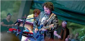  ??  ?? Toto guitarist Steve Lukather and the rest of the band know how to put on a good show.