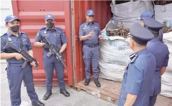  ?? — Photo by Chimon Upon ?? Ahmad Taufik (third left) shows the media some of the seized metal waste.