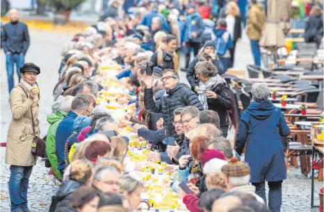  ?? FOTO: FELIX KÄSTLE ?? Etwa 2000 Gäste nahmen an den 160 Tischen Platz. Diese waren mit Brot, Wein und Saft gedeckt.