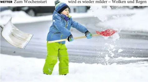  ?? DPA-BILD: WARNACK ?? Ab nach draußen: Vor allem die Kleinen – wie hier in Baden-Württember­g – hatten Spaß im Schnee.