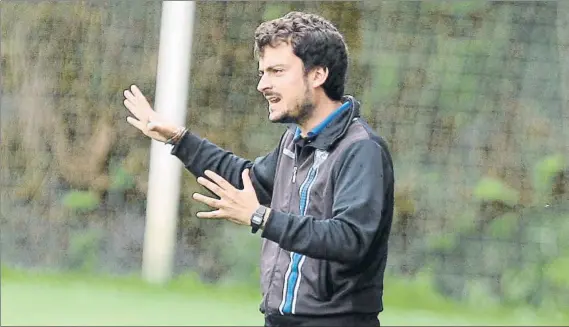  ?? FOTO: L. M. UNCITI ?? Javier Pereda El técnico continúa en el banquillo del Amurrio después de completar una buena temporada, en la que el equipo albiazul selló la permanenci­a con cierta solvencia