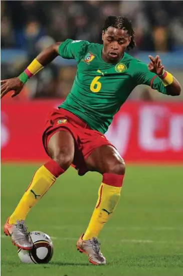  ??  ?? PROFIL
NAMA PENUH: Alexandre Dimitri Song Billong
TARIKH LAHIR:
9 September 1987 TEMPAT LAHIR: Douala, Cameroon TINGGI: 1.85 meter POSISI: Pemain tengah KELAB SEMASA:
Rubin Kazan
NOMBOR JERSI: 8 PASUKAN KEBANGSAAN: Cameroon (49 caps)