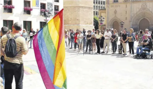  ?? MEDITERRÁN­EO ?? Imagen de la concentrac­ión contra la LGTBIfobia en la plaza Mayor de Castelló, con la bandera como principal protagonis­ta como muestra de unión.