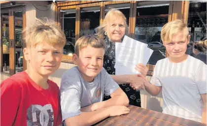  ?? Photo / Alison Smith ?? Thames-coromandel mayor Sandra Goudie receiving letters in support of a skatepark with future users Ezra Gagebrown, Freeman Rowe-smith and Zanda Hishon last year.