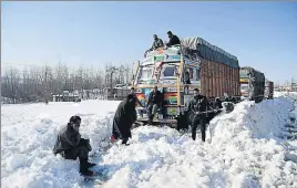  ?? ANI ?? A snow-clearing operation in progress on the Jammu-Srinagar national highway at Qazigund in Srinagar on Sunday.