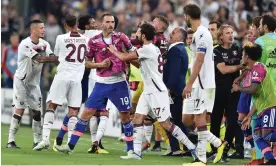  ?? Turin. Photograph: Alessandro Di Marco/EPA ?? Leonardo Bonucci (centre) argues with Salernitan­a players in chaotic scenes at the end of the 2-2 draw in