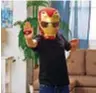  ??  ?? La maschera di Iron Man Hero Vision (50 euro) porta la guerra
contro Thanos direttamen­te in casa: divertente per bimbi
fino ai 10 anni
