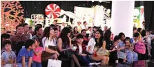  ??  ?? RAYAKAN NATAL: Para tamu memenuhi snow white ballroom Jayanata Beauty Plaza untuk menikmati serangkaia­n acara dalam Christmas Wonderland.