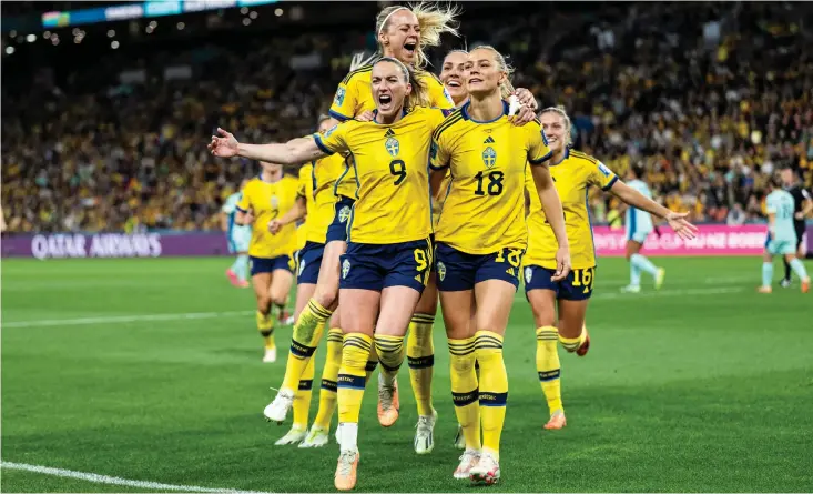  ?? BILD: MATHIAS BERGELD ?? De svenska spelarna jublar under Vm-bronsmatch­en mot Australien i Brisbane. Kosovare Asllani har just gjort 2–0.