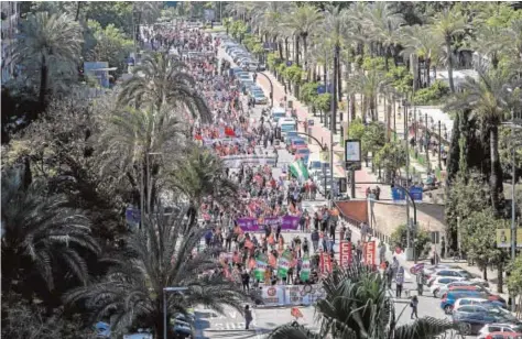  ?? RAFAEL CARMONA ?? Panorámica del Paseo de la Victoria, por donde discurrió la manifestac­ión sindical ayer