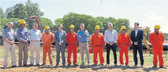  ?? PRESIDENCI­A ?? Recorrida. Mauricio Macri, ayer en Concordia, junto al gobernador entrerrian­o Gustavo Bordet y a un grupo de operarios.