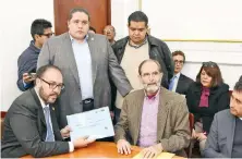  ??  ?? El delegado de Azcapotzal­co, Pablo Moctezuma (sentado, al centro), pidió más recursos para pagar 50 laudos de pasadas administra­ciones, que implican 72 mdp.