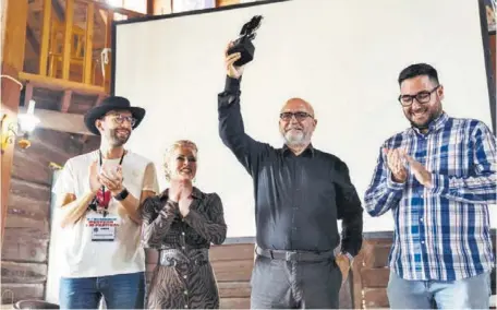  ?? ?? El presidente de Spain Film Commission, Carlos Rosado, recibe el premio Desierto de Tabernas del AWFF.