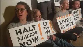  ?? BILL RETTEW - MEDIANEWS GROUP ?? Protesters of the Sunoco Mariner East pipeline sing outside Governor Wolf’s office.