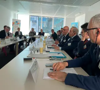  ??  ?? La riunione
Ieri a Bruxelles il confronto del sindaco de Ruggieri e dei vertici della Fondazione MateraBasi­licata 2019. De Ruggieri è il terzo da destra, il quarto è il presidente della Fondazione Adduce. In fondo al lato destro del tavolo, il...