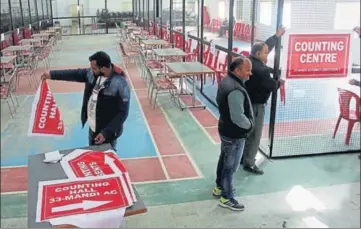  ?? BIRBAL SHARMA /HT ?? Officials setting up a centre to count votes for Mandi and Balh assembly segments in Government College, Mandi, on Sunday.