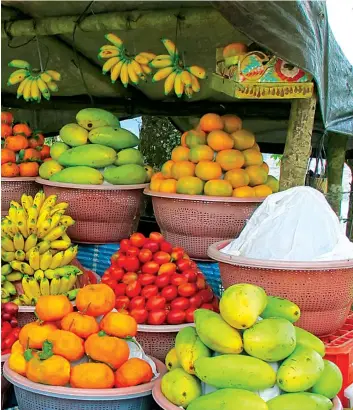  ?? EDIÇÕES NOVEMBRO ?? Frutas produzidas em Malanje já têm um lugar importante nas grandes superfície­s de Luanda