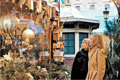  ?? CATHY LU/RICK STEVES' EUROPE ?? Window-shopping in France takes a festive turn during the holidays. The Christmas season starts Dec. 6.
