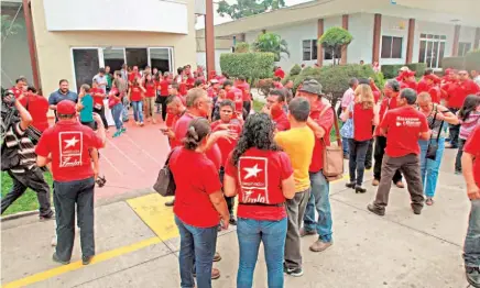  ??  ?? A puerta cerrada. Los militantes de los cinco distritos de San Salvador se reunieron sin dar acceso a la prensa.