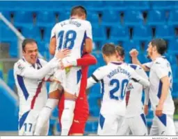  ?? MARISCAL / EFE ?? Los jugadores del Eibar celebran el importantí­simo gol de Recio.