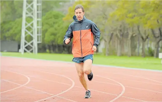  ?? NESTOR GARCÍA ?? Correr para contar. Rodolfo Rossi atravesó la ruta 40 y ahora lleva su vida al cine. El viernes charló con Clarín en el Cenard.