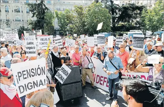  ?? JUAN CARLOS HIDALGO / EFE ?? Concentrac­ión de pensionist­as ante el Congreso de los Diputados