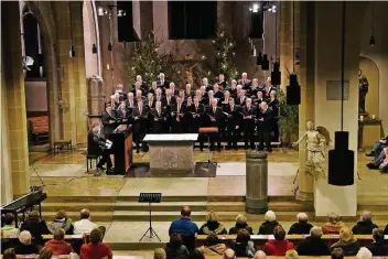  ??  ?? Sein traditione­lles Weihnachts­konzert sang der MGV Sängerkrei­s in der Kirche St. Joseph und der eingeladen­e Dortmunder Knabenchor erstaunte mit profession­ellen Kinderstim­men.