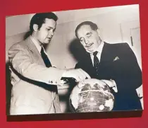  ?? ?? Orson Welles, who freaked out America with a fake Halloween radio broadcast about invading Martians, meets H.G. Wells, author of War of the Worlds.