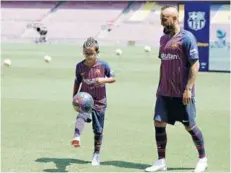  ??  ?? ► Alonso Vidal jugó con su padre en el Camp Nou.