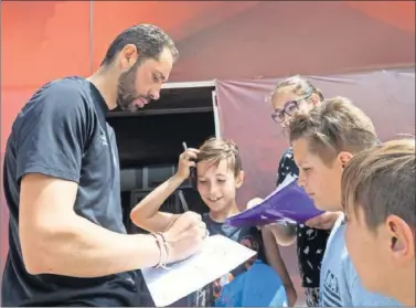  ??  ?? ÍDOLO EN GIRONA. Machín firma autógrafos a varios niños tras un entrenamie­nto del Girona.