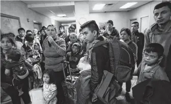  ?? Genaro Molina / Los Angeles Times ?? Central American migrants arrive Tuesday at an El Paso motel where they will stay before going to be with family members elsewhere in the U.S. The director of the Annunciati­on House migrant shelter said the organizati­on rented out two motels to house the surplus of families.