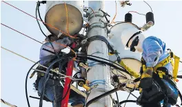  ??  ?? Dos operarios de Electricar­ibe reparan dos transforma­dores.