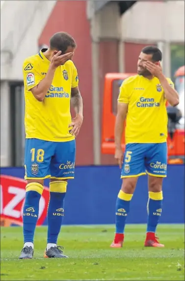  ??  ?? DESOLACIÓN.Los jugadores de Las Palmas acabaron desolados, como aquí Javi C. y David García.