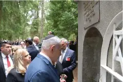  ?? (Amos Ben Gershom/GPO) ?? PRIME MINISTER Benjamin Netanyahu and his wife, Sara, visit the grave of the Vilna Gaon yesterday in Vilnius.