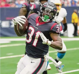  ?? Yi-Chin Lee/Staff photograph­er ?? Texans running back Dameon Pierce (31) has rushed for 99 yards or more in the past two games and has shown the offense works well when it goes through him.