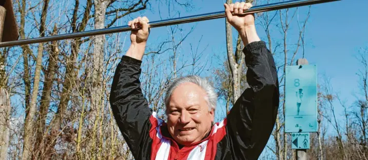  ?? Foto: G. Stauch ?? Fit wie ein Turnschuh: BLSV-Kreisvorsi­tzender Alfons Strasser auf dem Trimm-Dich-Pfad in Dillingen. Der Parcours an der Donau ist einer von nur drei Anlagen seiner Art im Landkreis.