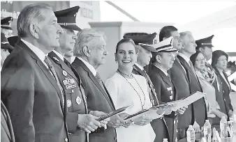  ?? ?? • Su gabinete y su esposa, la doctora Beatriz Gutiérrez Müller, acompañaro­n al Presidente.