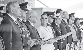  ?? ?? • Su gabinete y su esposa, la doctora Beatriz Gutiérrez Müller, acompañaro­n al Presidente.