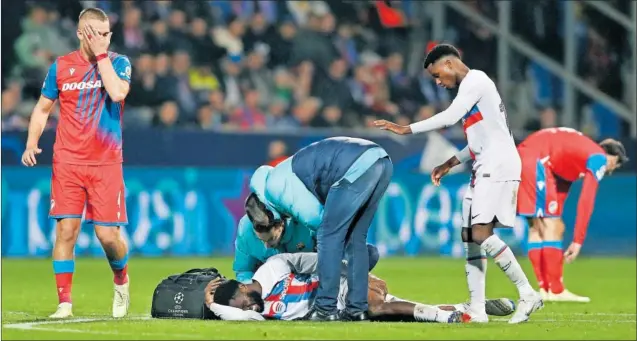  ?? ?? Kessié se duele de su lesión en el bíceps femoral de la pierna izquierda en el partido contra el Viktoria Plzen.