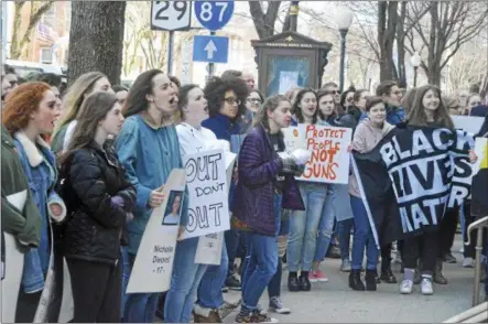  ?? JOSEPH PHELAN — JPHELAN@DIGITALFIR­STMEDIA.COM ?? Students lined Broadway outside Saratoga Springs City Hall, calling for a nation-wide ban on assault weapons.