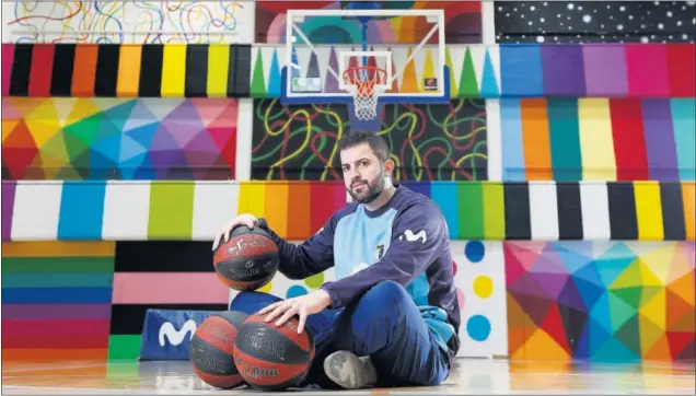  ??  ?? Javier Zamora, entrenador del Movistar Estudiante­s, posa para AS en el pabellón Antonio Magariños. De fondo, la decoración del artista Okuda para la cancha colegial.