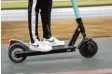  ?? Foto: dpa ?? Die Tester empfanden die Scooter mitunter als zu wackelig.