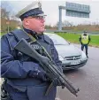  ?? FOTO: DPA/DIETZE ?? Wie hier am Grenzüberg­ang Goldene Bremm sind in Deutschlan­d jetzt verstärkt schwerbewa­ffnete Polizisten im Einsatz.